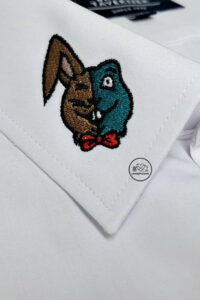 Hemdkragen Bestickung mit Logo Hasenfrosch des KV Rot-Weiss Lachen-Speyerdorf