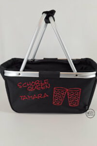 Schwarzer Einkaufskorb bestickt mit Schorle-Queen Motiv und Name von LovelyPresents-Shop