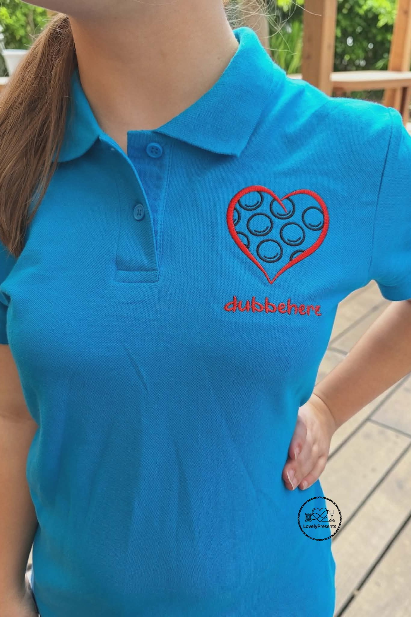 dubbeherz® Damen Poloshirt <br> figurbetonte Form 1 Poloshirt in türkis, mit Logo Stickerei dubbeherz® auf der Brust www.dubbeherz.eu